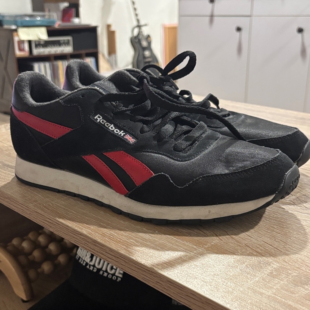 Reebok Men's Black and Red Classic Sneakers